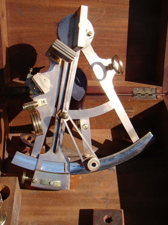 A beautiful 19th century brass framed mariners' sextant with its' original mahogany box circa 1850 — image 2